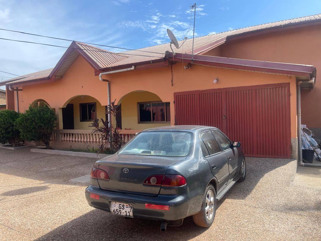 HOT CAKE — 5-Bedroom House at No.6 Vandenbrink St, Gbawe